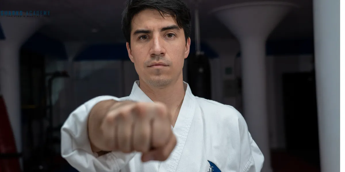 Sensei David Sanchez Cuarto Dan en Karate entrena karate para superar el transtorno de décifit de atención e hiperactividad Tony Sanchez