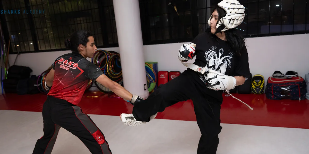 Mamás entrenando niños en Prekarate en Sharks Academy Training & Martial Arts