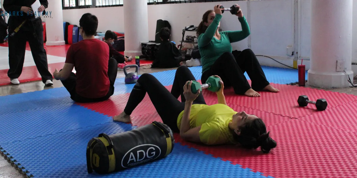 Mamás entrenando niños en Prekarate en Sharks Academy Training & Martial Arts