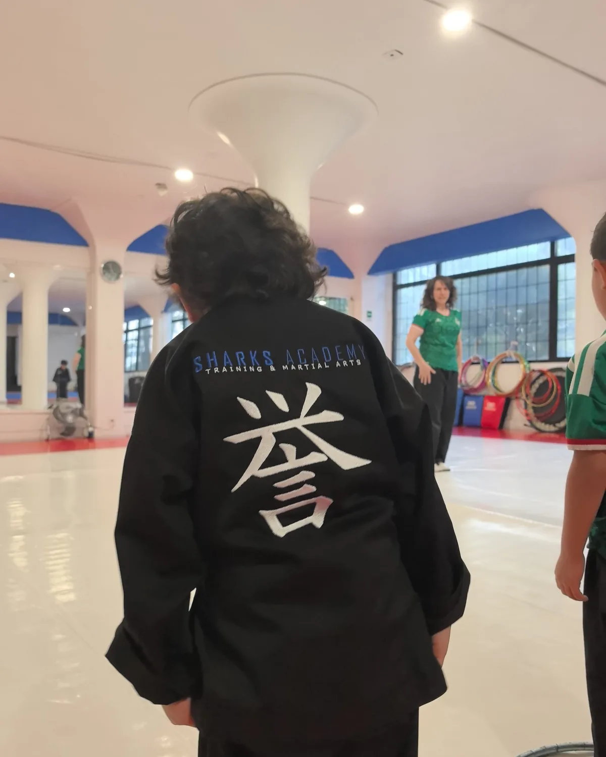 Niño con uniforme de Sharks Academy en clase de karate, Narvarte