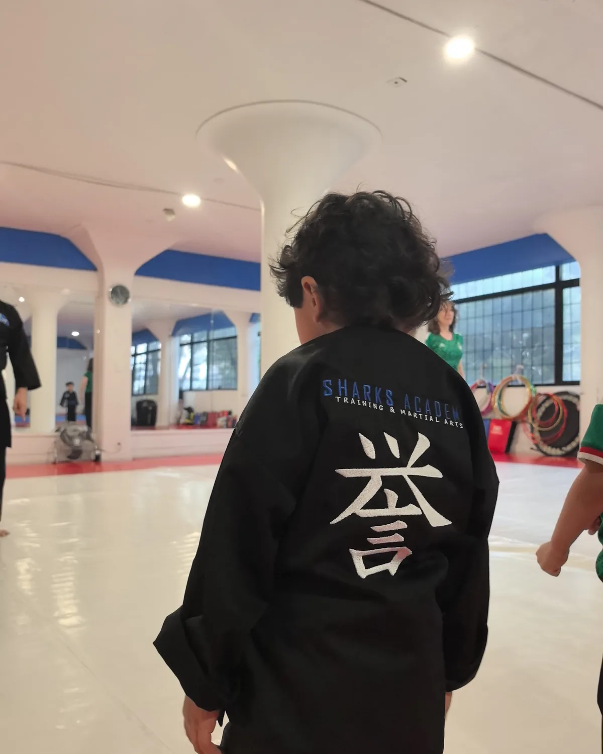 Niño de Sharks Academy en el dojo, ambiente de observación y acompañamiento