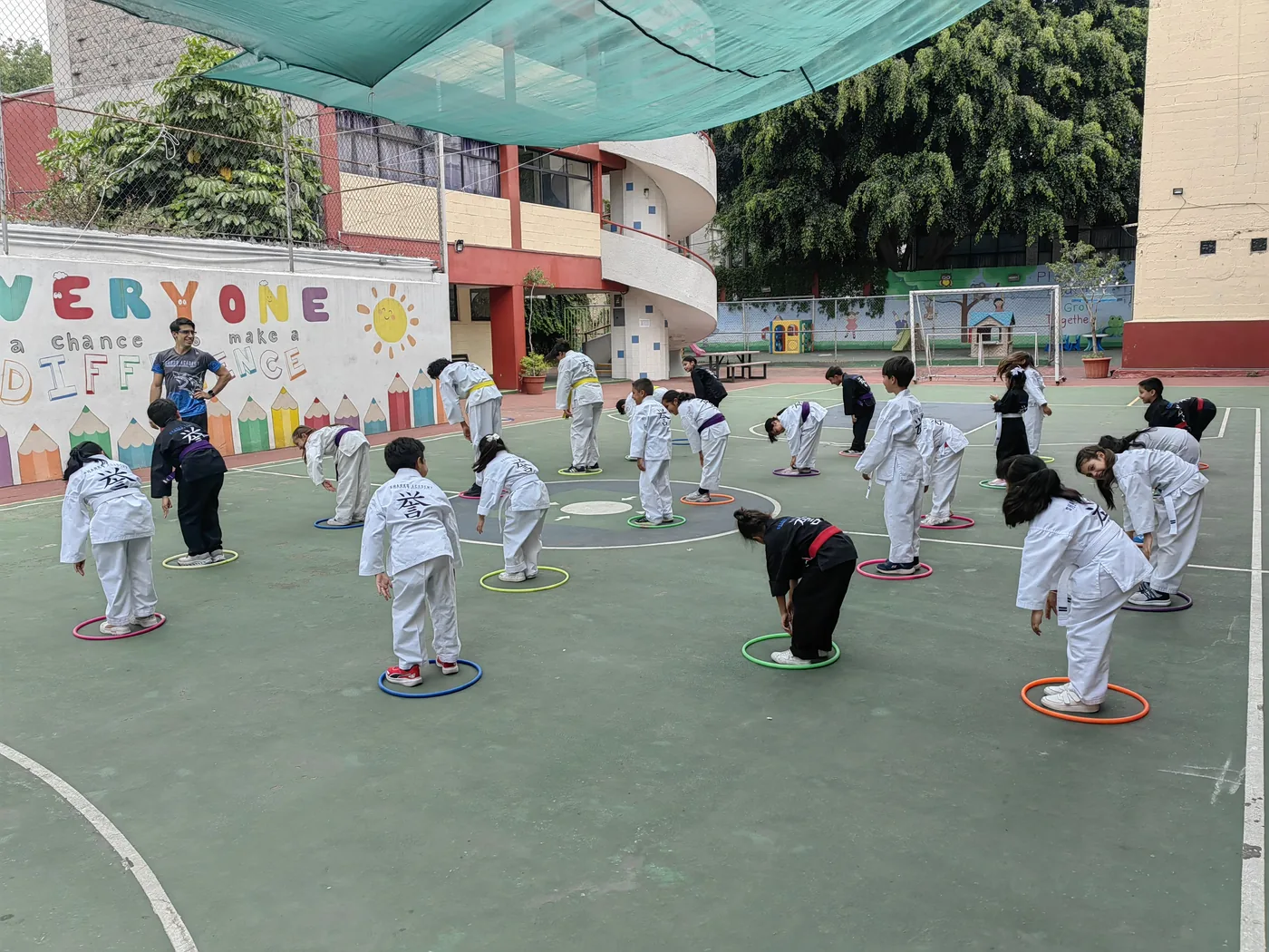 Niños de Sharks Academy en calentamiento grupal, rutina y adaptación al regreso a clases