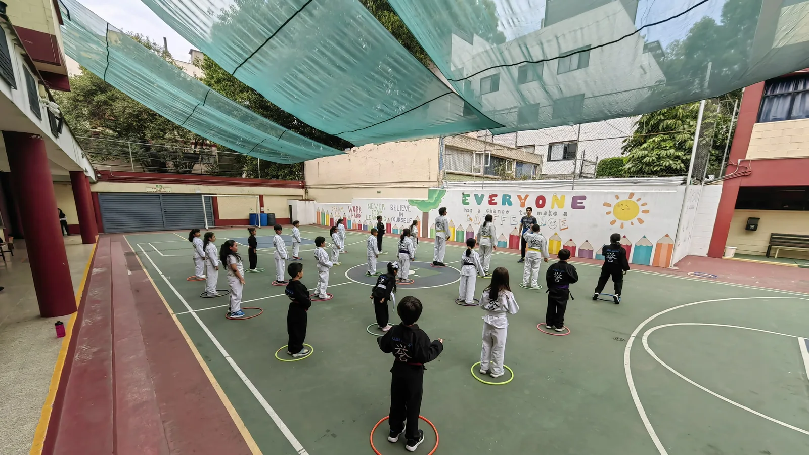 Niños en clase de karate al aire libre, regreso a clases, Sharks Academy
