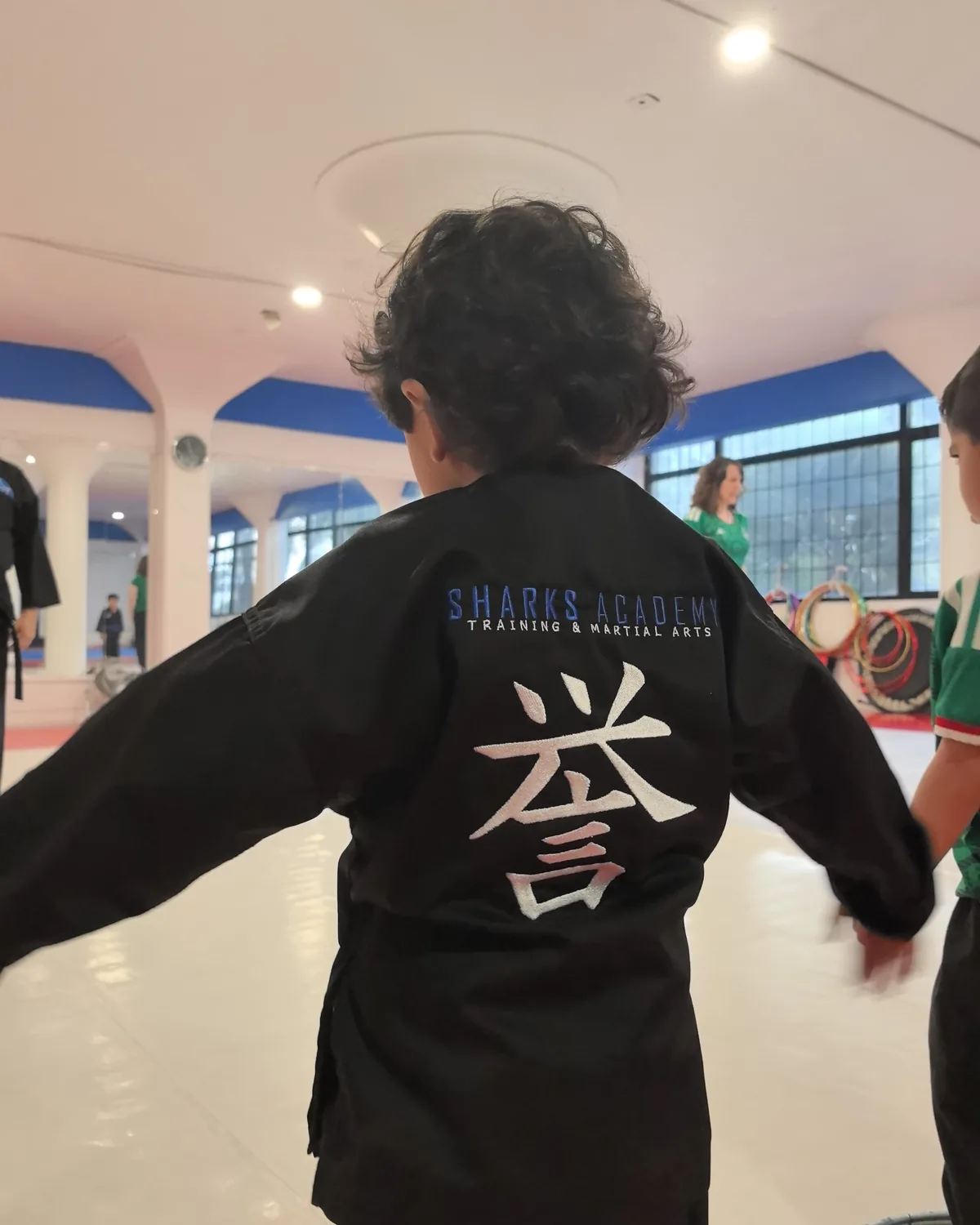 Niño de Sharks Academy en clase de karate, rutina de regreso a clases